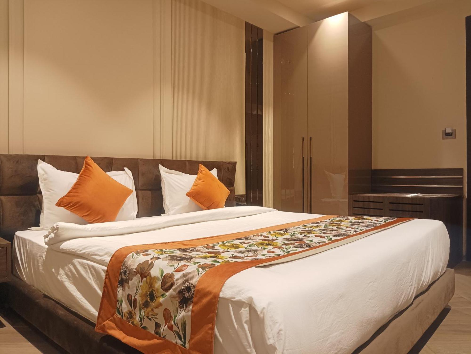 Hotel Cullinan By Qotel Janakpuri デリー エクステリア 写真