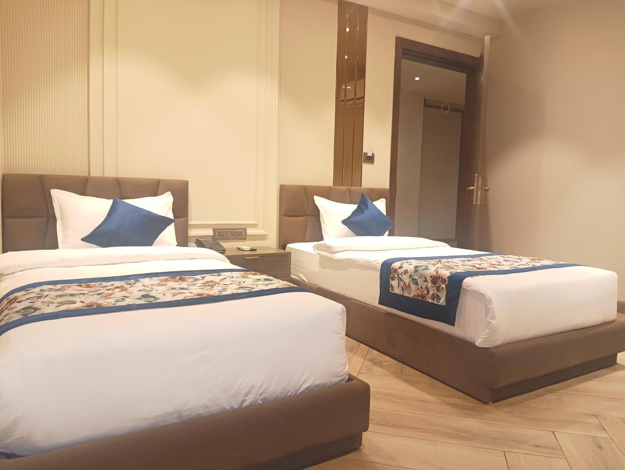Hotel Cullinan By Qotel Janakpuri デリー エクステリア 写真