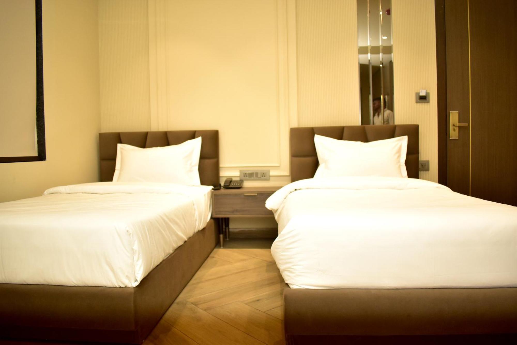 Hotel Cullinan By Qotel Janakpuri デリー エクステリア 写真