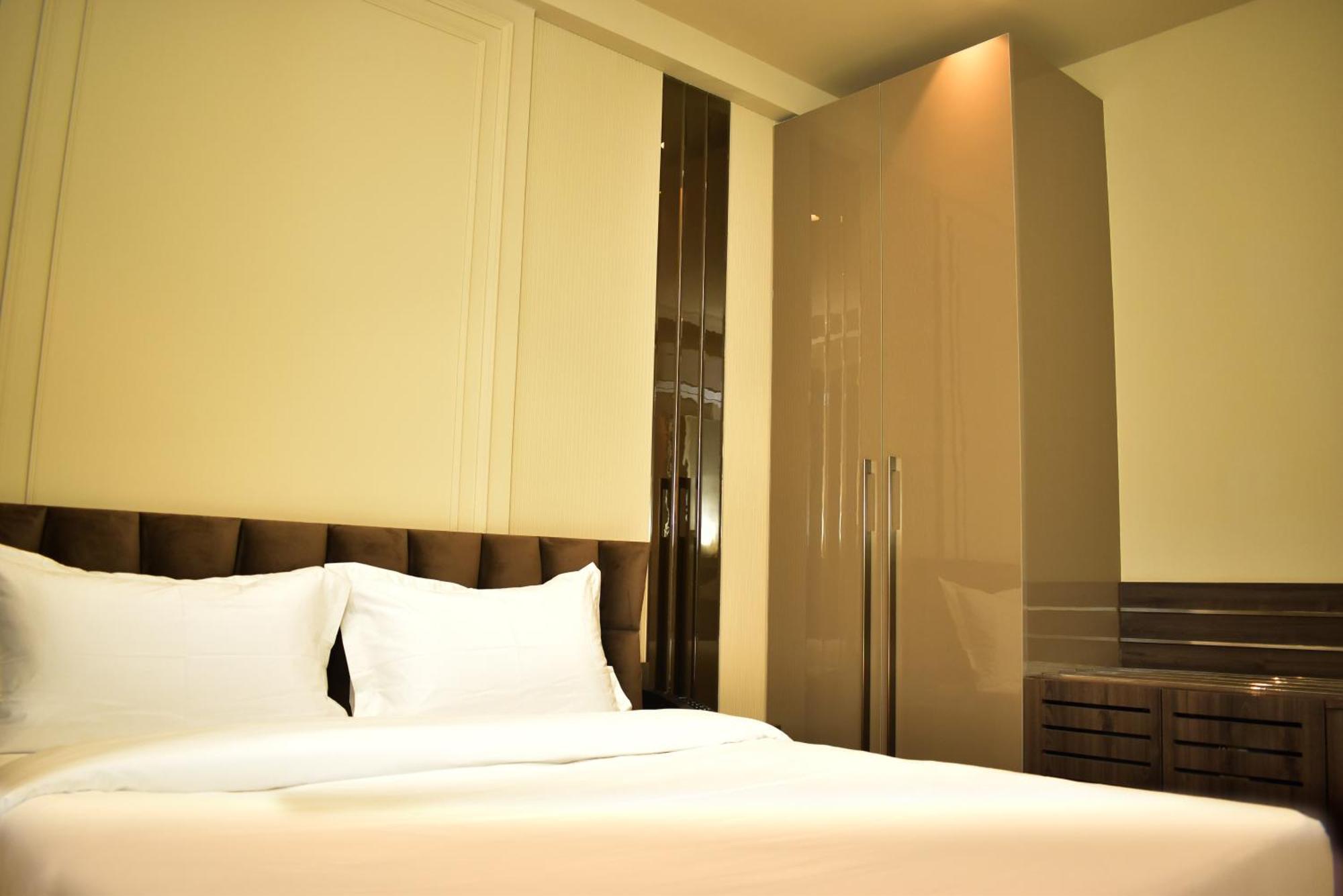 Hotel Cullinan By Qotel Janakpuri デリー エクステリア 写真